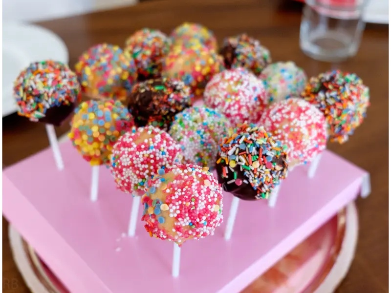 close-up-cake-pops-table